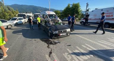 Kocaeli'de motosiklet ile otomobil çarpıştı: 3 yaralı