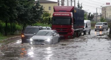 Kocaeli şiddetli yağmur sebebiyle adeta su altında kaldı