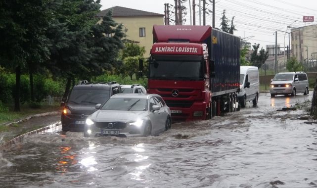 Kocaeli şiddetli yağmur sebebiyle adeta su altında kaldı