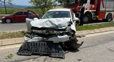 Kontrolden çıkan araç 2 otomobil ile çarpıştı: 3 yaralı