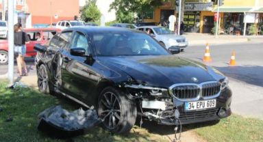 Lüks otomobil ile hafif ticari araç çarpıştı: 3 yaralı