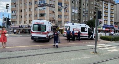 Motosikletin kontrolünü kaybedip ambulansa çarptı