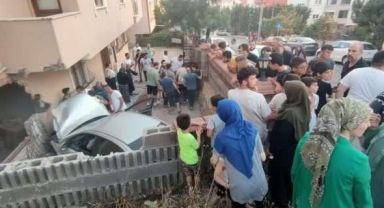 Otomobil bahçeye uçtu, 2 kişi yaralandı