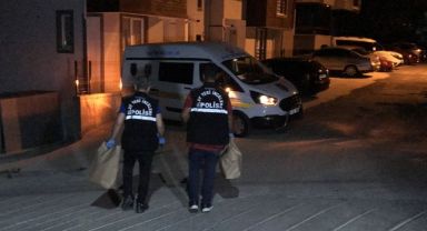 Otomobilin camlarını kırdılar, 2 kişiyi bıçakla yaraladılar