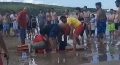Serinlemek için denize giren 2 kişi boğulmaktan kurtarıldı