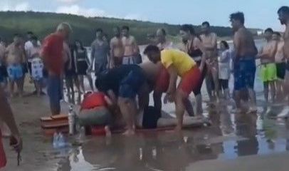 Serinlemek için denize giren 2 kişi boğulmaktan kurtarıldı