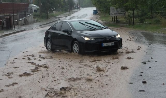 Şiddetli bastıran yağmur sebebiyle yollar çamur ve taş içinde kaldı