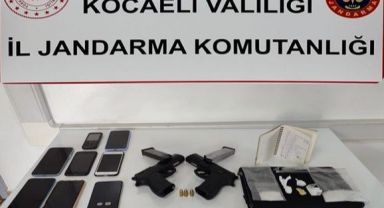 Şüpheli araçtan uyuşturucu, silah ve 7 telefon ele geçirildi