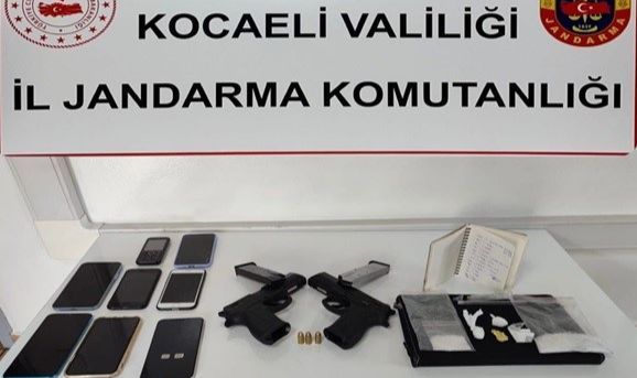 Şüpheli araçtan uyuşturucu, silah ve 7 telefon ele geçirildi