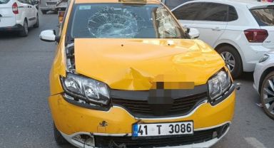 Taksi ile çarpışan motosikletli metrelerce savruldu