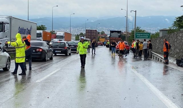 TEM'de 13 araç zincirleme kazaya karıştı, trafik felç oldu: 5 yaralı