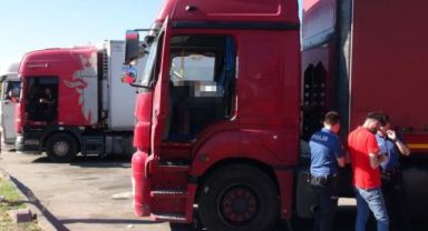 Tır sürücüsü direksiyon başında ölü bulundu