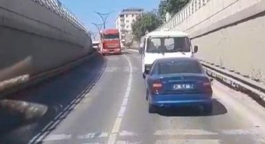 Trafikte şaşırtan anlar: Arızalanan otomobili geri geri çekti