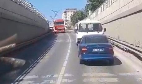 Trafikte şaşırtan anlar: Arızalanan otomobili geri geri çekti