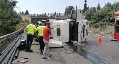 Virajı alamayan tır devrildi
