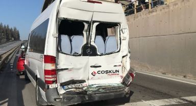 Zincirleme kazada servis minibüsündeki 4 işçi yaralandı