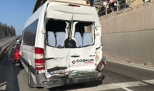 Zincirleme kazada servis minibüsündeki 4 işçi yaralandı