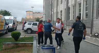 Adliye önünde kendini ateşe verdi