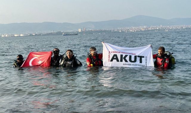 Batık şehre dalarak bayrak açtılar
