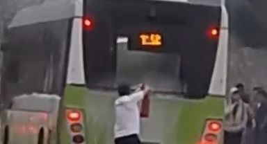 Belediye otobüsünden çıkan dumanlar korkuttu