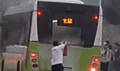 Belediye otobüsünden çıkan dumanlar korkuttu