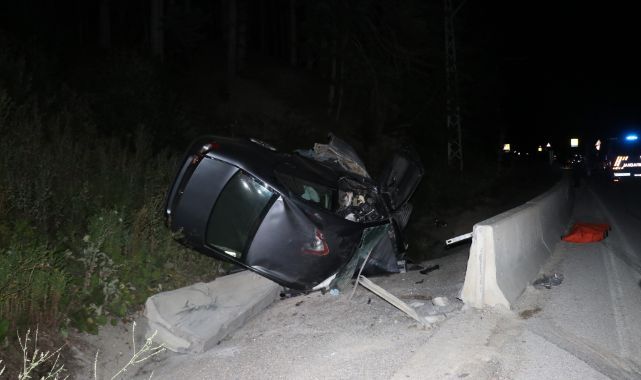 Beton bariyere çarpan otomobil ikiye bölündü: 1 ölü, 1 yaralı