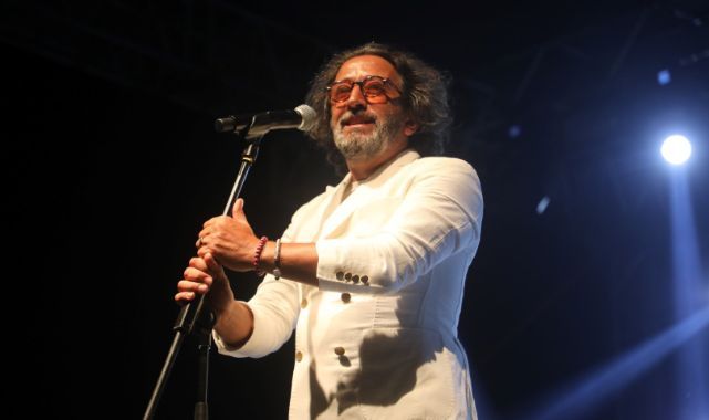 Binlerce kişi Fettah Can'ın şarkılarıyla zafer coşkusu yaşadı