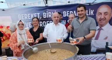 Bıyık, vatandaşlara aşure dağıttı
