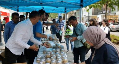 Büyükşehir’den Cumhuriyet Bulvarında aşure ikramı