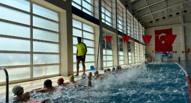 Çocuklar, Darıca Belediyesi ile yüzme öğreniyor