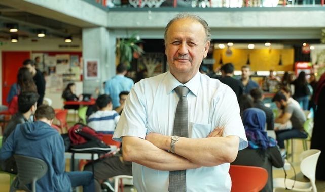 Deprem anında göçmeyecek bina yapmanın formülünü verdi