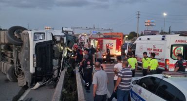 Devrilen boru yüklü tırın içinden bira kutuları çıktı: 2 yaralı