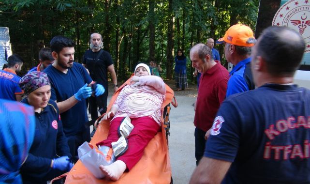 Doğa harikası şelaleyi görmek isterken düşen kadın kurtarıldı