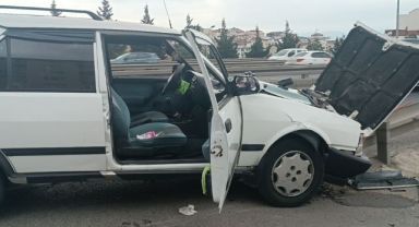 Gebze'de otomobil bariyerlere çarptı: 1 yaralı
