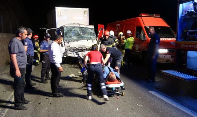 Kamyonet tıra arkadan çarptı: Sıkışan sürücüyü itfaiye kurtardı