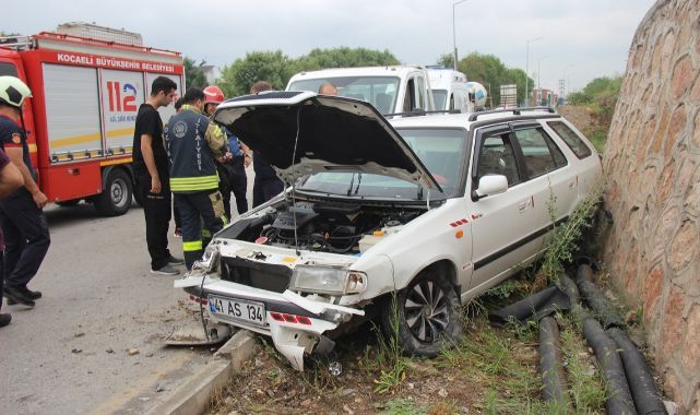 Kamyonetle çarpışan otomobil savruldu, sürücü sıkıştı