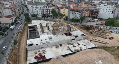 Kent meydanında cami inşaatı yükseliyor
