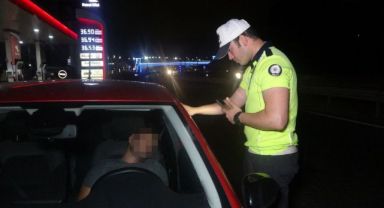 Kimi otomobil salladı, kimi cama vurdu: Sürücü 3 saatin ardından anca uyandı