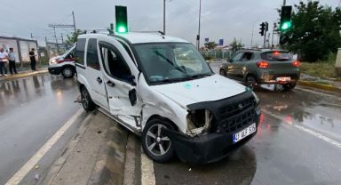 Kocaeli'de ticari taksi ile hafif ticari araç çarpıştı: 4 yaralı