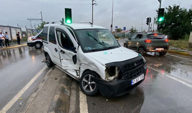 Kocaeli'de ticari taksi ile hafif ticari araç çarpıştı: 4 yaralı