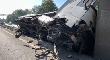 Lastiği patlayan tır köprü ayağına çarptı, zincirleme kaza oldu