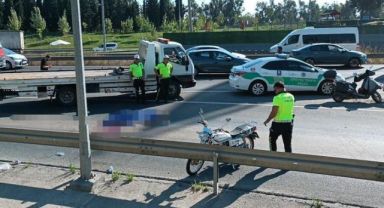 Motosiklet kamyon ile bariyer arasına sıkıştı: 1 ölü, 1 yaralı