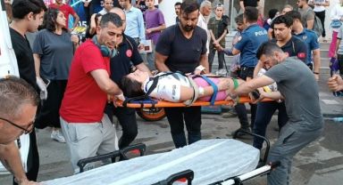 Otomobile çarpan motosiklet yola savruldu: 2 yaralı
