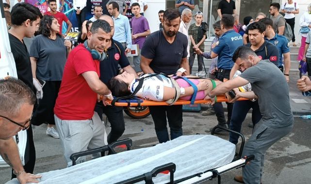 Otomobile çarpan motosiklet yola savruldu: 2 yaralı