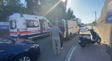 Panelvan motosiklete çarptı: 1 yaralı