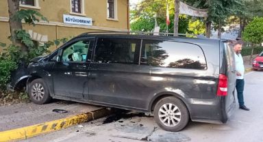 Turistleri taşıyan minibüs ağaca çarptı: 6 yaralı