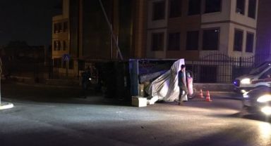 Virajı alamayan kamyonet müftülük binası duvarına çarptı