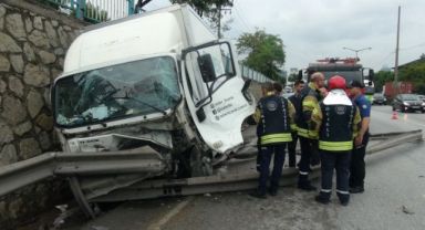 Yoldan çıkan araç önce bariyerlere ardından duvara çarptı
