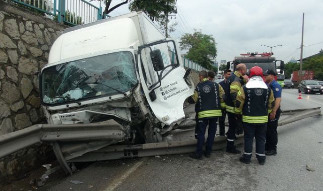 Yoldan çıkan araç önce bariyerlere ardından duvara çarptı