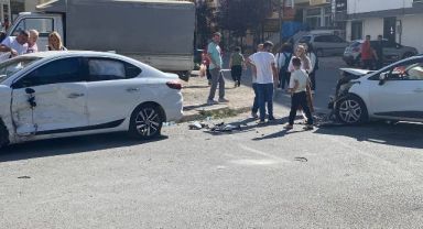 3 kişinin yaralandığı kaza anı kamerada